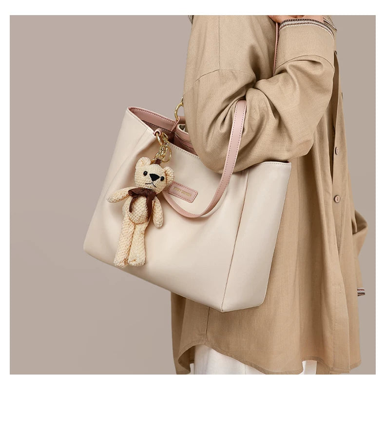 Model carrying the VINEY 4649A off-white tote