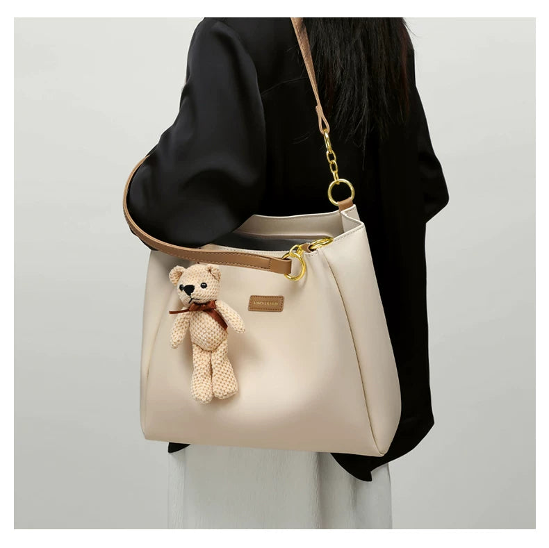 Model carrying the VINEY 4649A tote with a black outfit